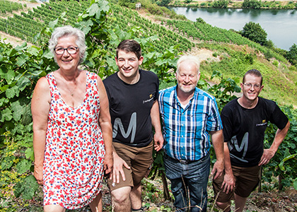 Unsere Familie im Weinberg